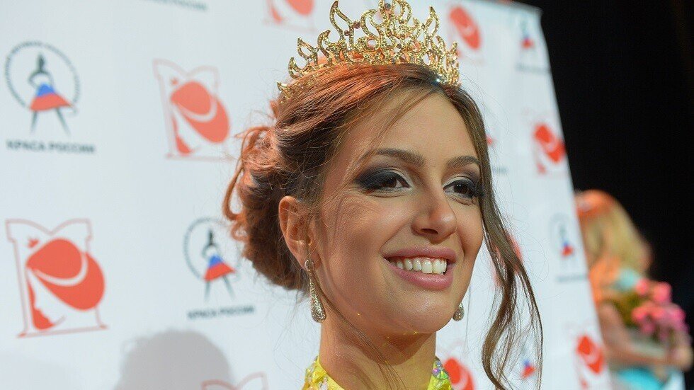 الحسناء الروسية أوكسانا فويفودينا تهدد بكشف