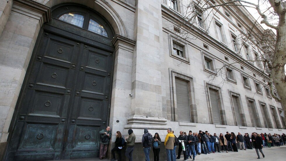 طوابير أمام المصارف في الأرجنتين بعد تقييد شراء العملات