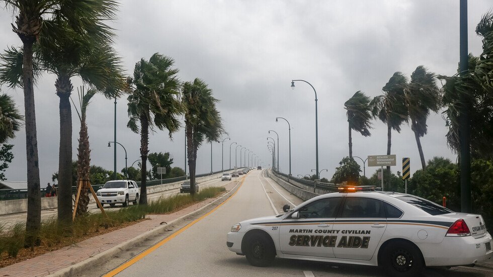 وزير  الزراعة في  الباهاما يعلن أنه حبيس طوفان من الماء!