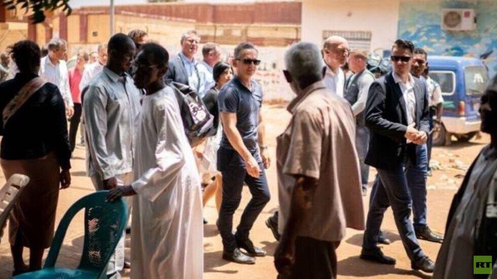 وزير الخارجية الألماني يتجول في ساحة الاعتصام بالخرطوم (فيديو + صور)