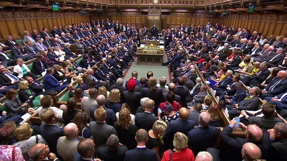 البرلمان البريطاني يوجه أول صفعة قوية إلى جونسون