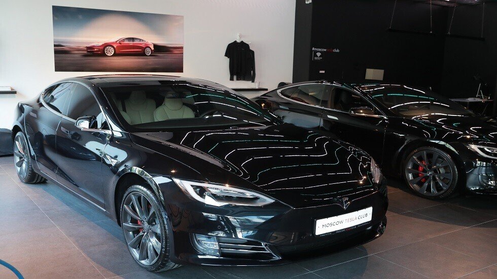 إيلون موسك يهدي لوكاشينكو سيارة تسلا