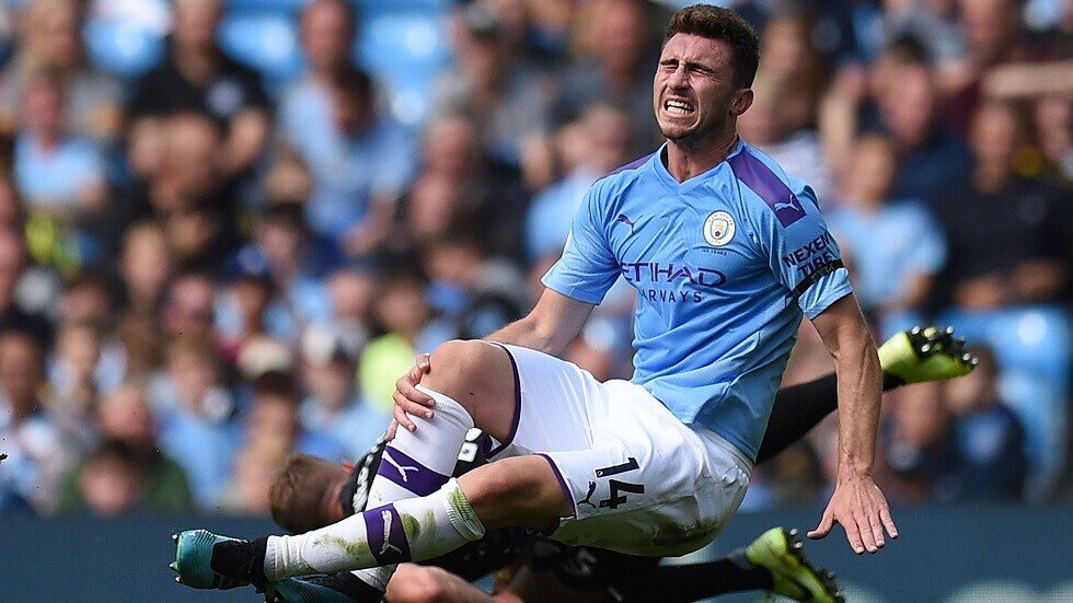 مدافع "السيتي" لابورت يخضع لجراحة ناجحة