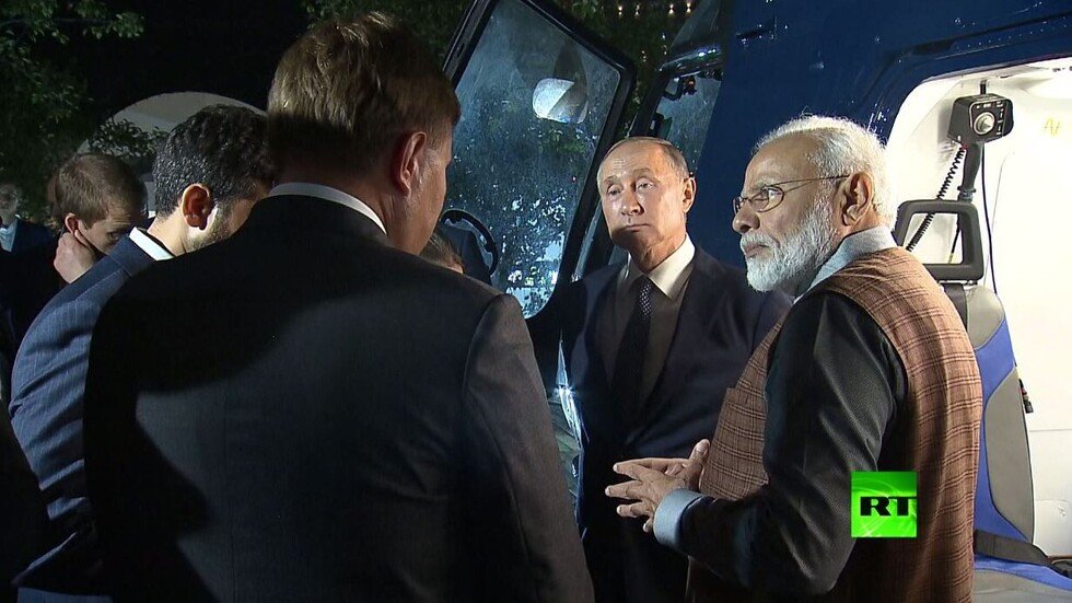 شاهد.. بوتين يعرض لرئيس وزراء الهند المروحيات التي تبيعها روسيا لبلاده