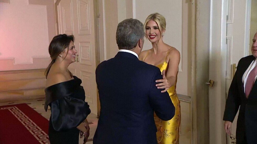 شاهد.. إيفانكا ترامب تسرق الأضواء بفستانها الأصفر في القصر الرئاسي بكولومبيا