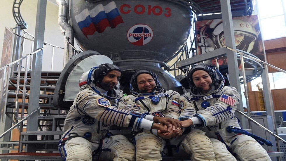 رائد الفضاء الإماراتي يأخذ معه مؤشر انعدام الوزن على هيئة جمل صغير