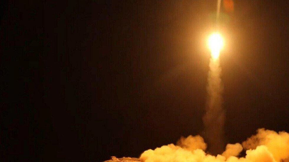 الحوثيون يعلنون إطلاق عدد من الصواريخ الباليستية على مطار نجران بالسعودية