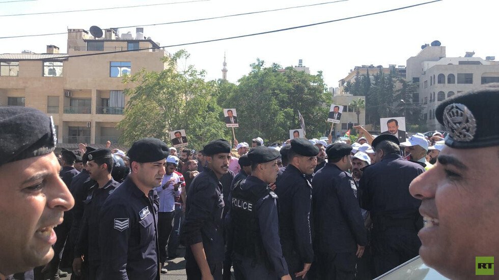 الأردن.. آلاف المحتجين يطالبون باستقالة وزير الداخلية