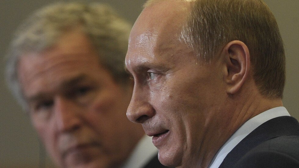 محلل سابق في 