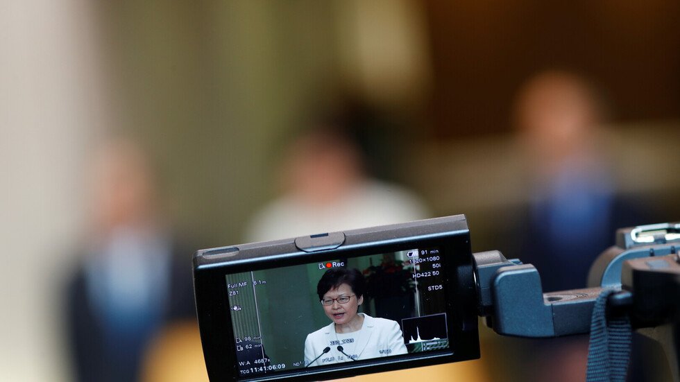 زعيمة هونغ كونغ تفشل بإرضاء المتظاهرين وتأهب لتظاهرات جديدة