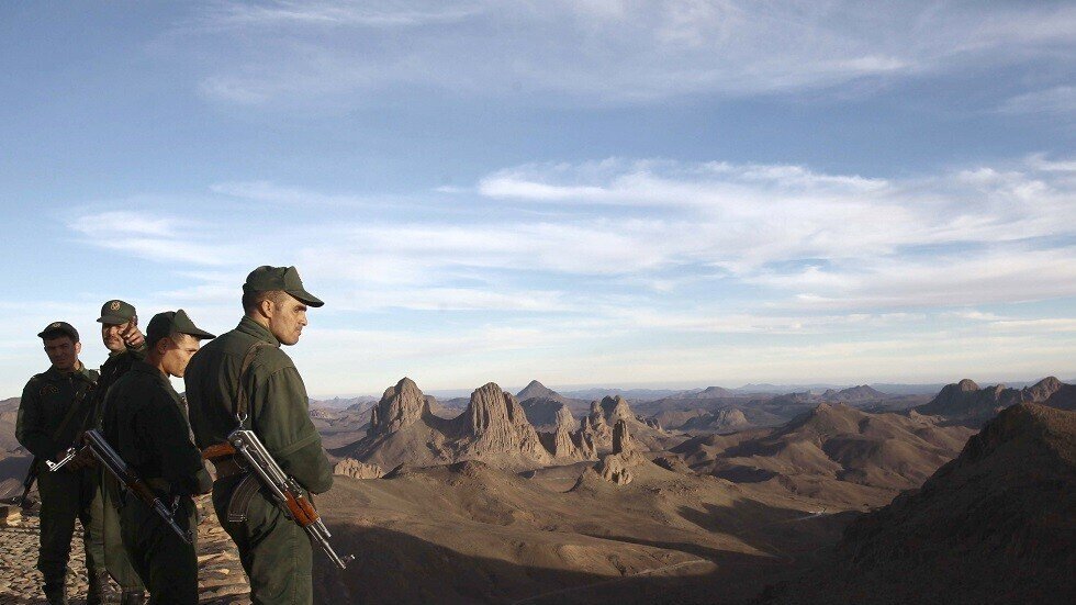 توقيف 3 متعاونين مع "الجماعات الإرهابية" في الجزائر