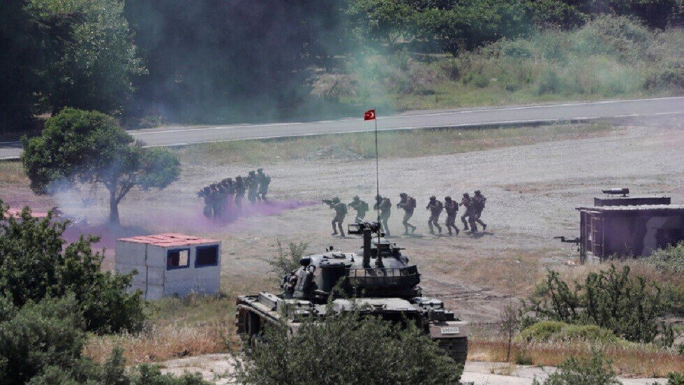 خبير لـ RT: واشنطن تخدع تركيا بشأن المنطقة الآمنة.. واللاجئون يمثلون خطورة أكبر على أوروبا