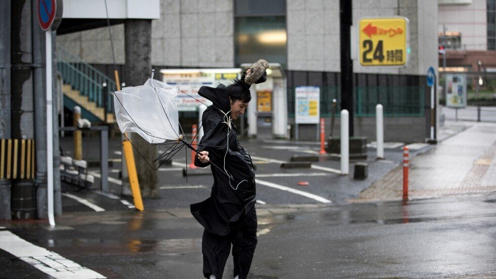 اليابان تتعرض لإعصارين في آن واحد