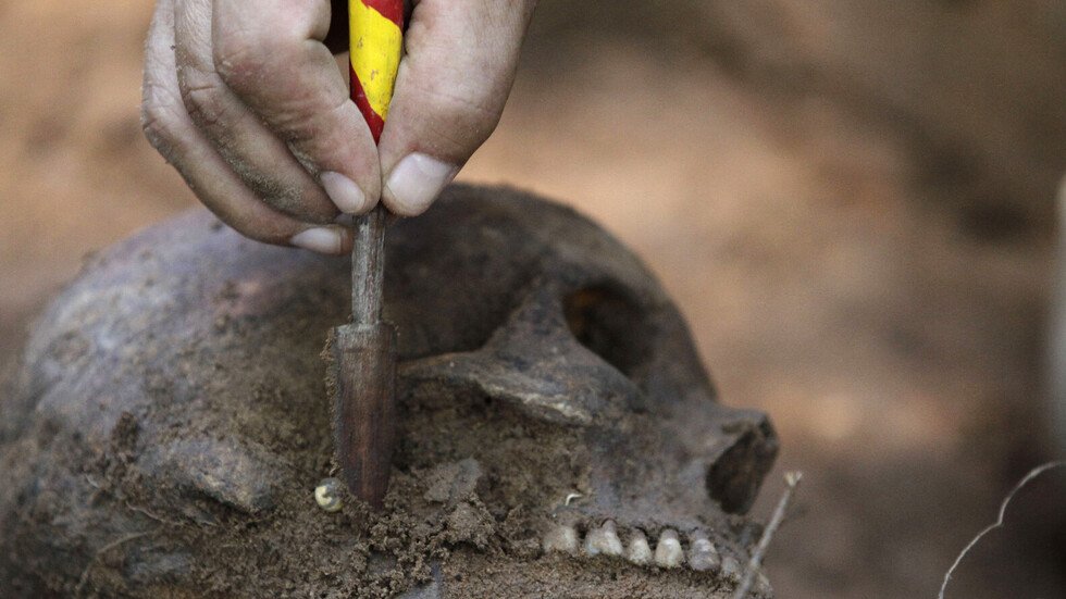 بالصور.. اكتشاف رفات بشرية في منزل رئيس مخلوع!