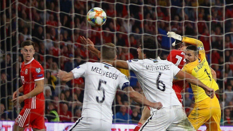 شاهد.. هدف "كوميدي" بـ "نيران صديقة"