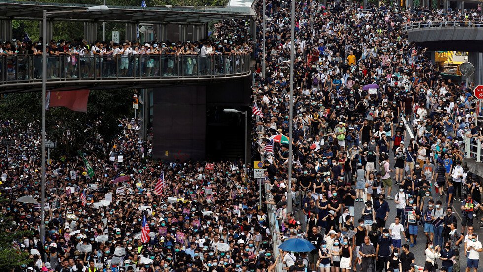 إصابة 19 شخصا جراء الاحتجاجات في هونغ كونغ أمس