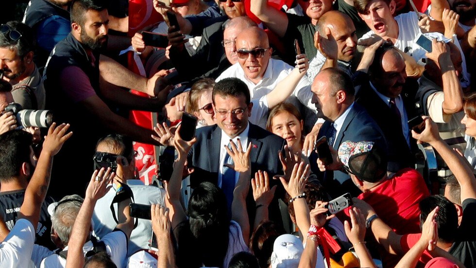 بعد تحذير أوروبي.. الحكومة التركية تنفي نيتها عزل عمدة اسطنبول المعارض