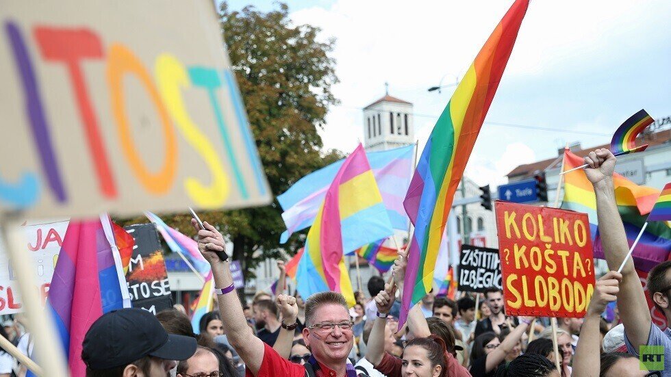 المئات يشاركون في أول مسيرة لـ "فخر المثليين" بعاصمة البوسنة