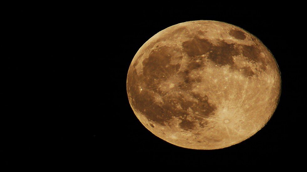 دراسة مثيرة حول احتمال وجود ذهب على القمر