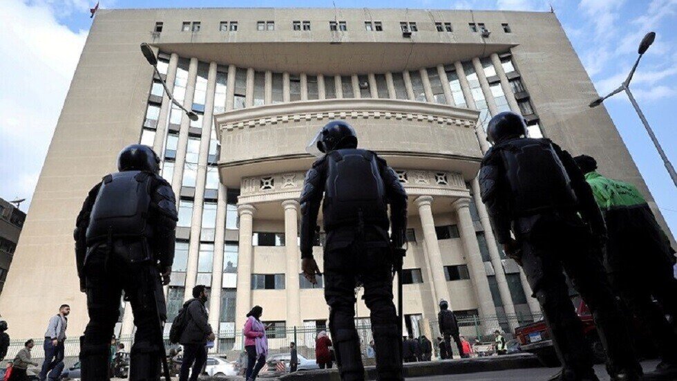 الأمن المصري يقتحم منزل رئيس تحرير جريدة ويقبض على ابنه