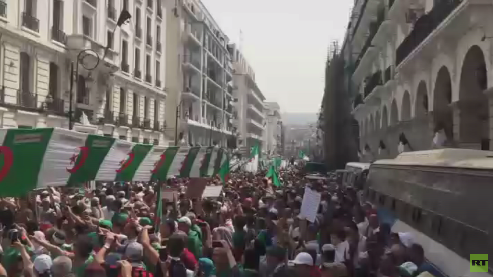 قايد صالح: عهد صناعة الرؤساء ولى