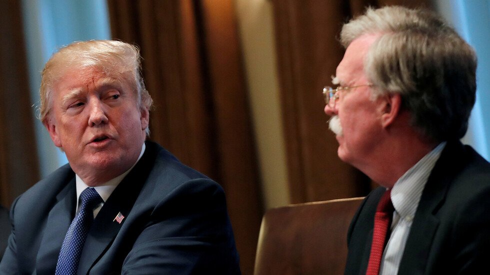 "بلومبرغ" تكشف عن سبب إقالة بولتون وتحضيرات أمريكية لعقد لقاء محتمل بين ترامب وروحاني