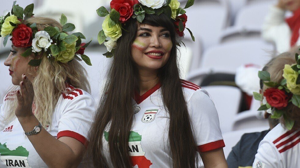 "الفيفا" يدخل على خط قضية الشابة الإيرانية التي أحرقت نفسها