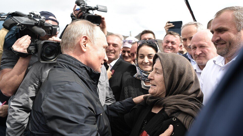 بوتين يفي بوعده ويشرب نخب انتصار داغستان (فيديو)