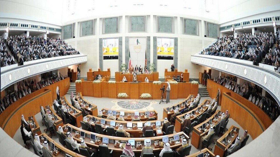 1600 $ غرامة لمن يخالف عادات وتقاليد الكويت ومنها الخروج بـ "البيجامة"