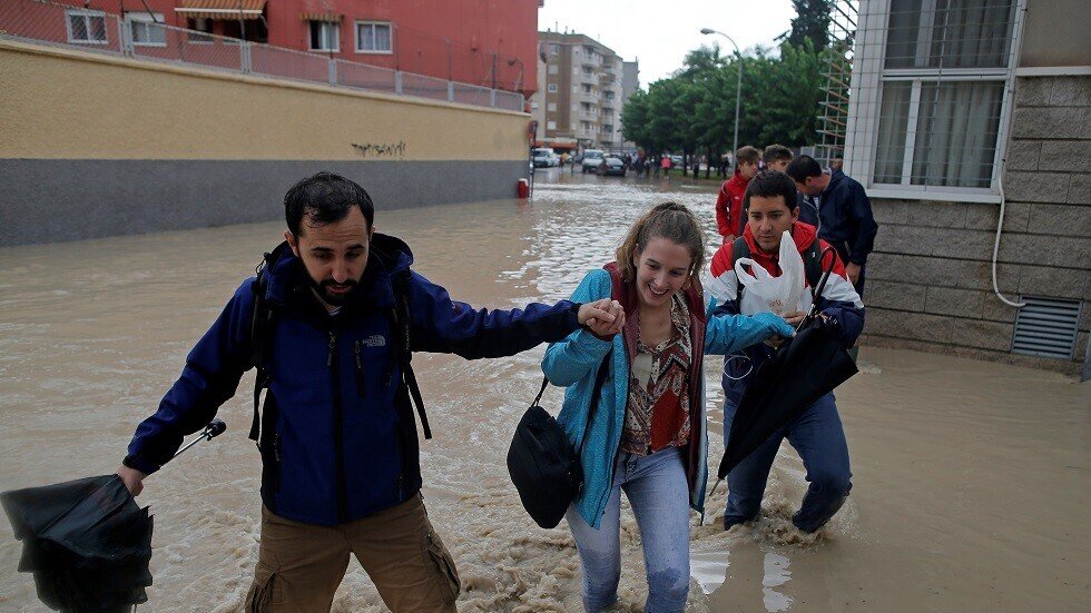 مقتل 3 أشخاص وإغلاق مطارين جراء أمطار غزيرة جنوب إسبانيا