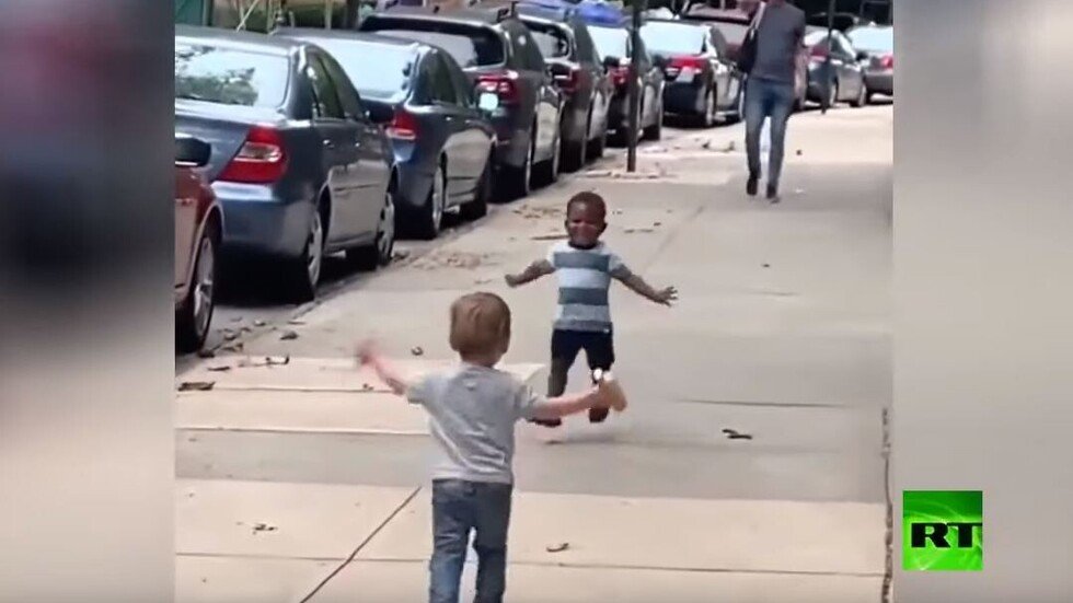 طفلان يلقنان البشرية درسا في المحبة