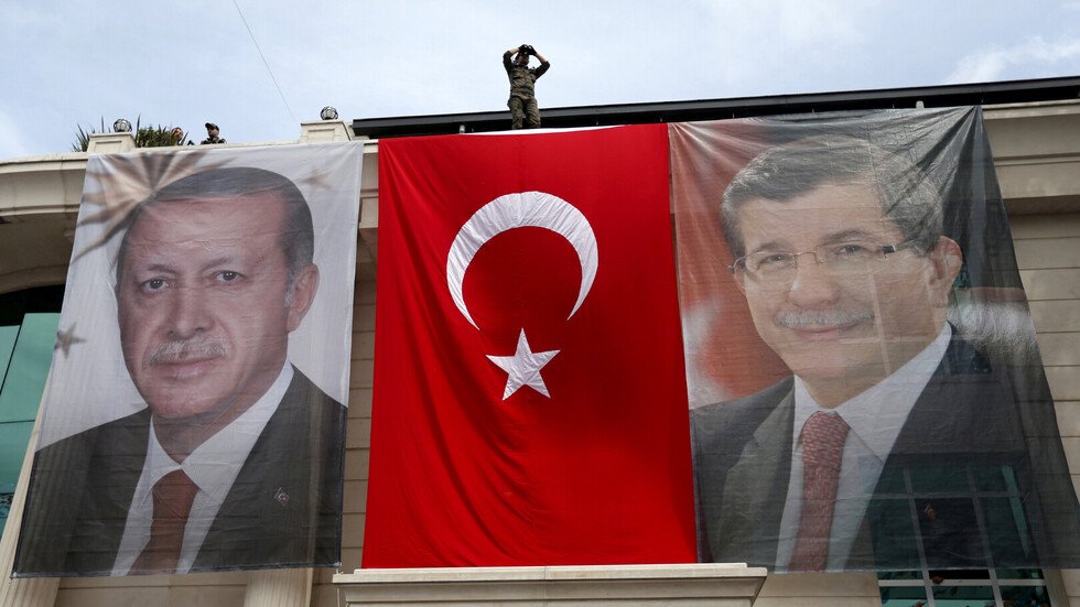 داوود أوغلو ينوي تأسيس حزب جديد في تحد لأردوغان