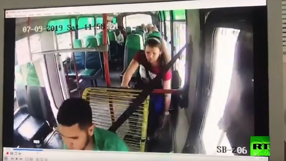 امرأة تسرق السائق.. لكن ليس بجمالها