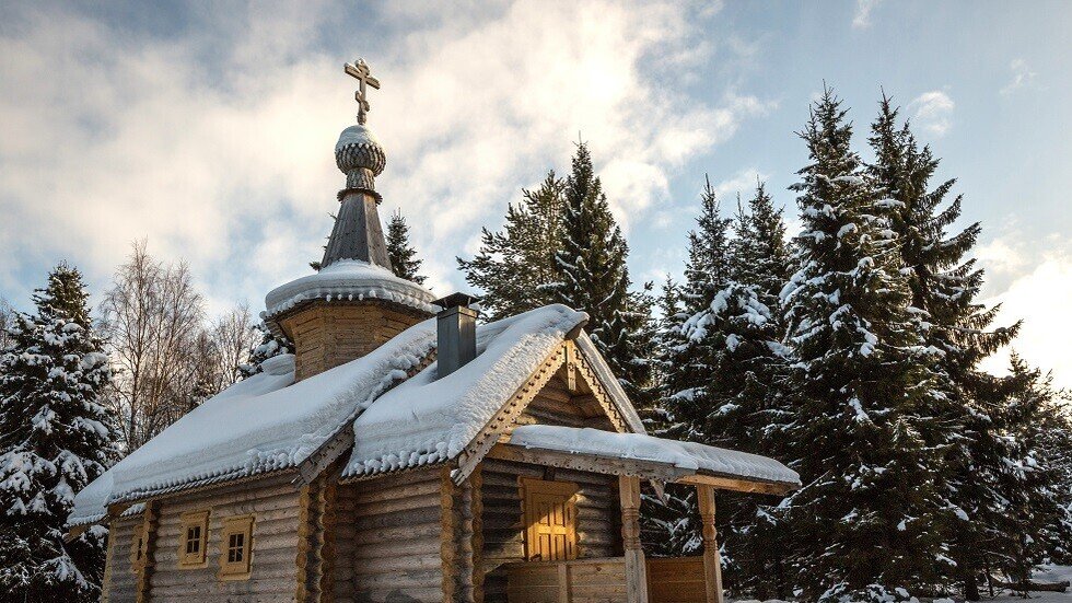 بالفيديو.. النيران تلتهم معبدا مسيحيا في الأورال