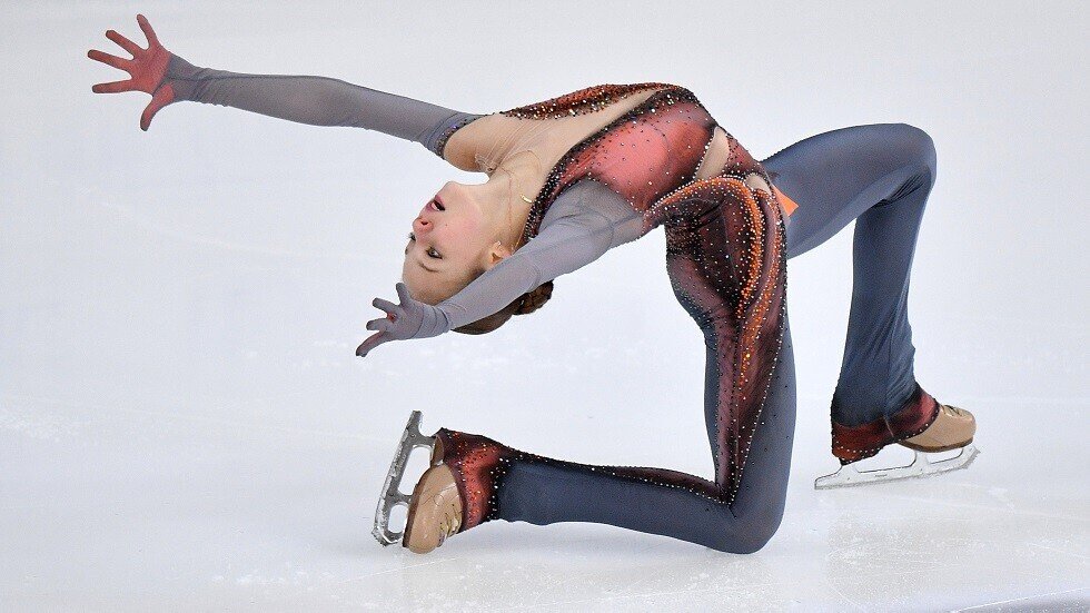 حسناء روسية تدخل موسوعة "غينيس" بحركتين "خارقتين" (فيديو)