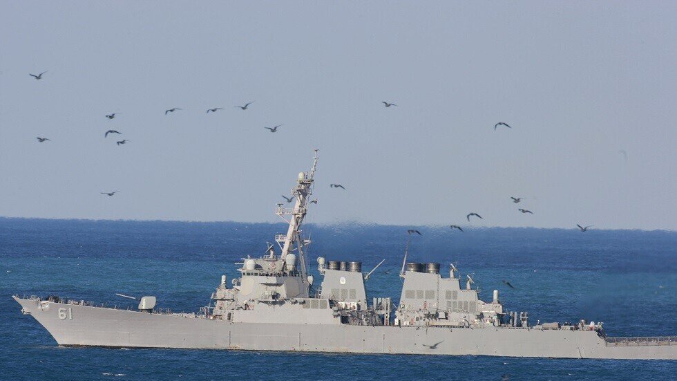 مدمرة أمريكية في ميناء بيروت