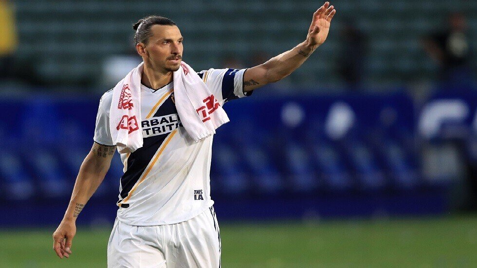 إبراهيموفيتش يسجل ثلاثية ويدخل التاريخ (فيديو)