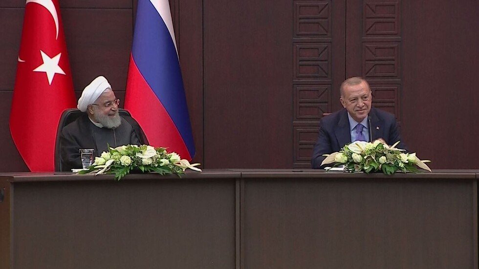 الابتسامات ترتسم على وجوه الحاضرين في مؤتمر أنقرة عقب استشهاد بوتين بالقرآن الكريم