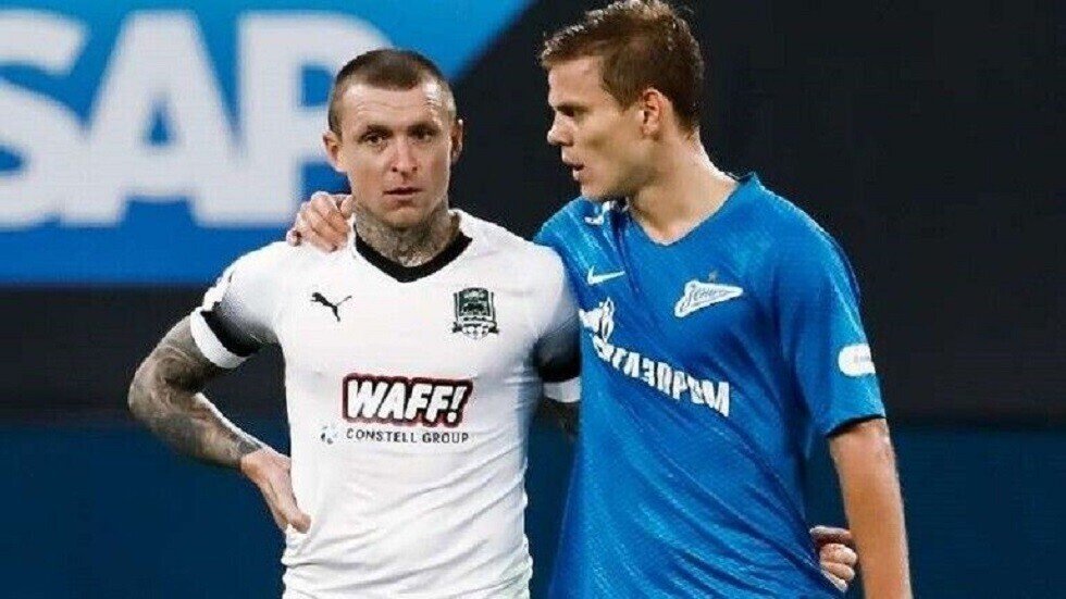 شاهد.. لاعبا منتخب روسيا يغادران السجن (فيديو)