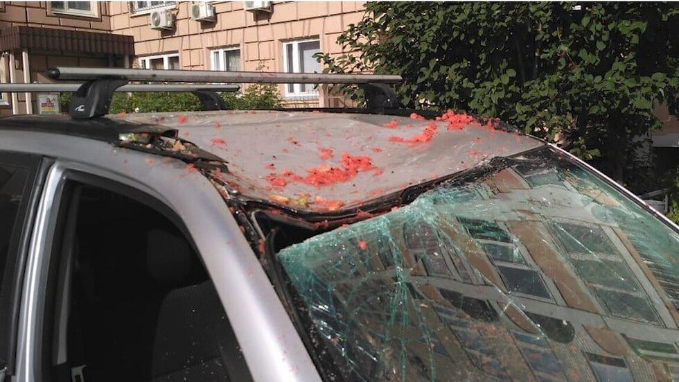 بطيخة تسقط على سيارة من الطابق الـ 14