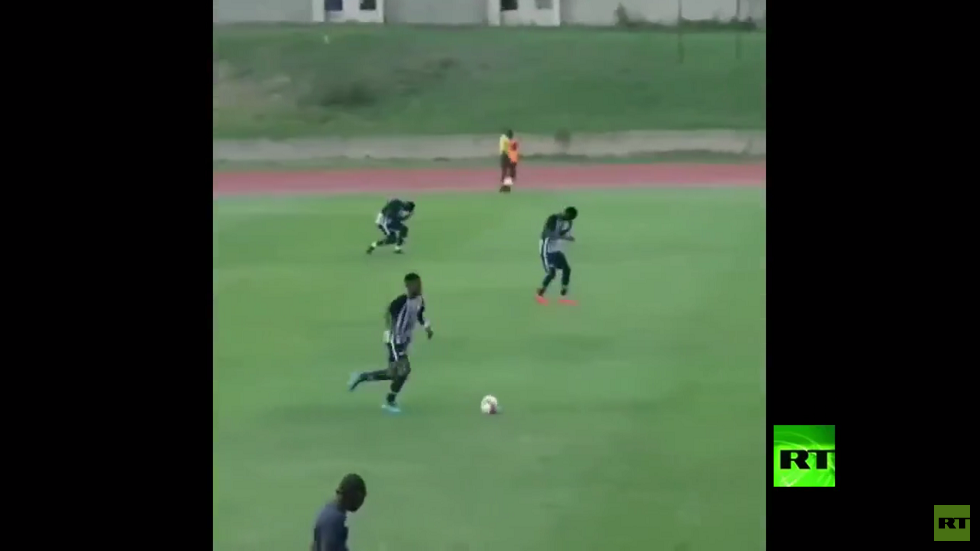 برق يصعق لاعبي كرة قدم خلال التدريبات