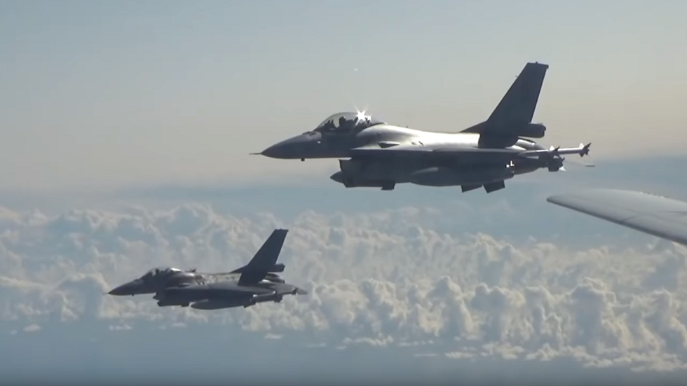 طائرات الناتو ترافق 