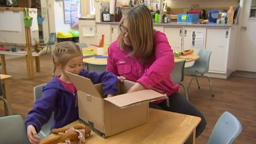 بعد أن فقدتها في قصر باكنغهام.. ملكة بريطانيا ترد دمية لطفلة أسترالية