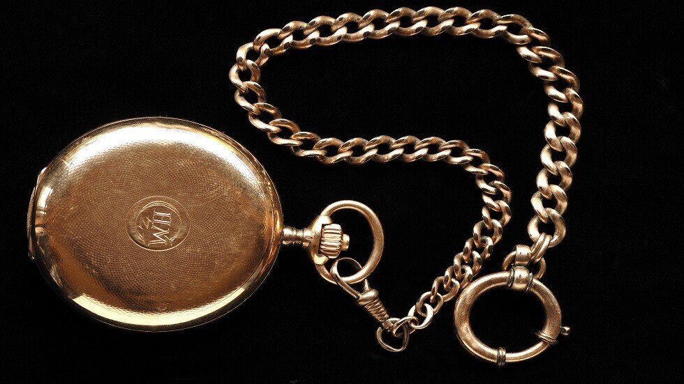 طفل يعثر على كنز في نهر