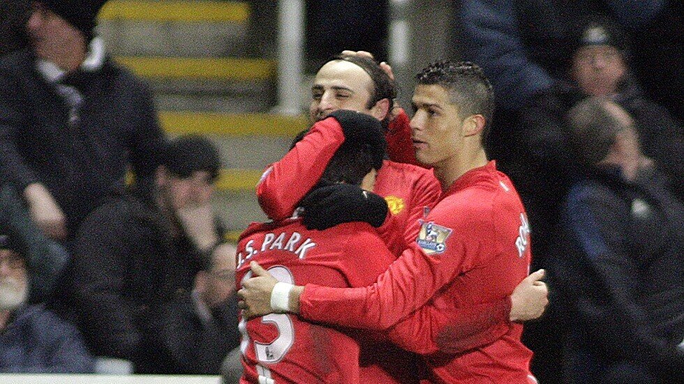 رسميا.. مهاجم "الشياطين الحمر" السابق يعتزل كرة القدم