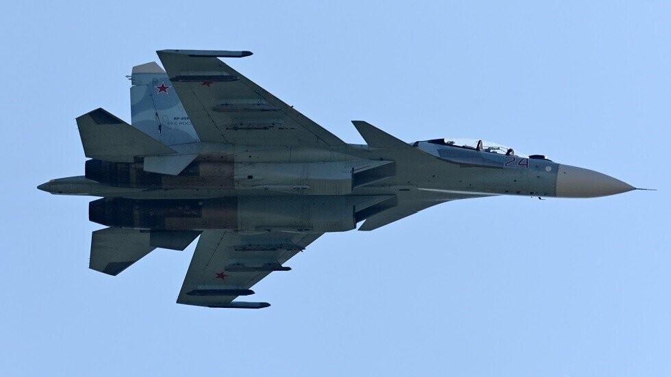 انطلاقة مدهشة بين هضبتين.. مقاتلة "سو-27" الروسية في مناورة رائعة