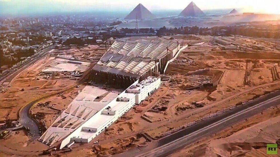 وصول قطع أثرية ضخمة إلى المتحف المصري الكبير تمهيدا لعرضها