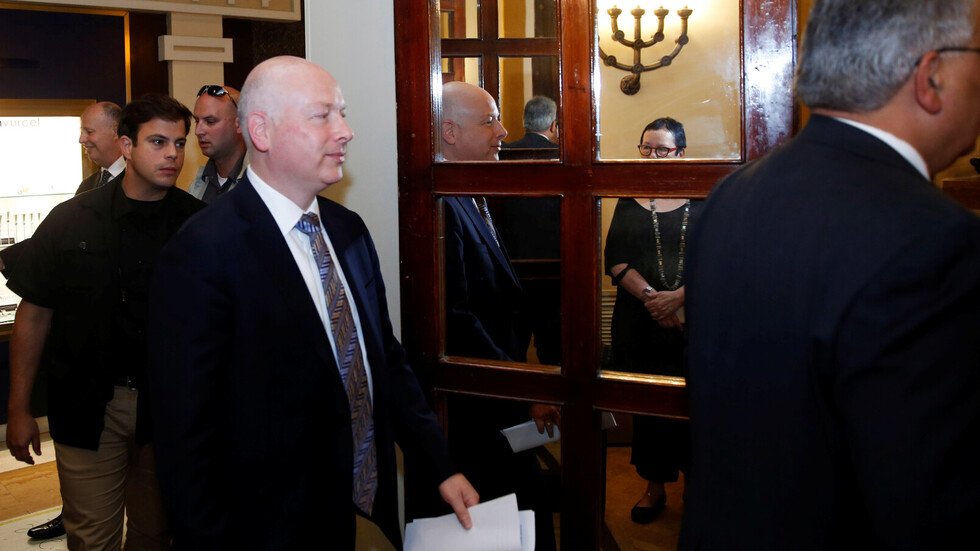 بعد التلويح بتأجيل إعلان "صفقة القرن" مجددا.. غرينبلات يلتقي نتنياهو