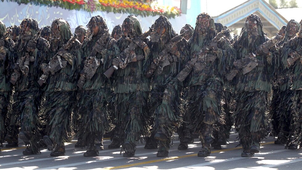 إيران .. عروض عسكرية في مختلف أنحاء البلاد