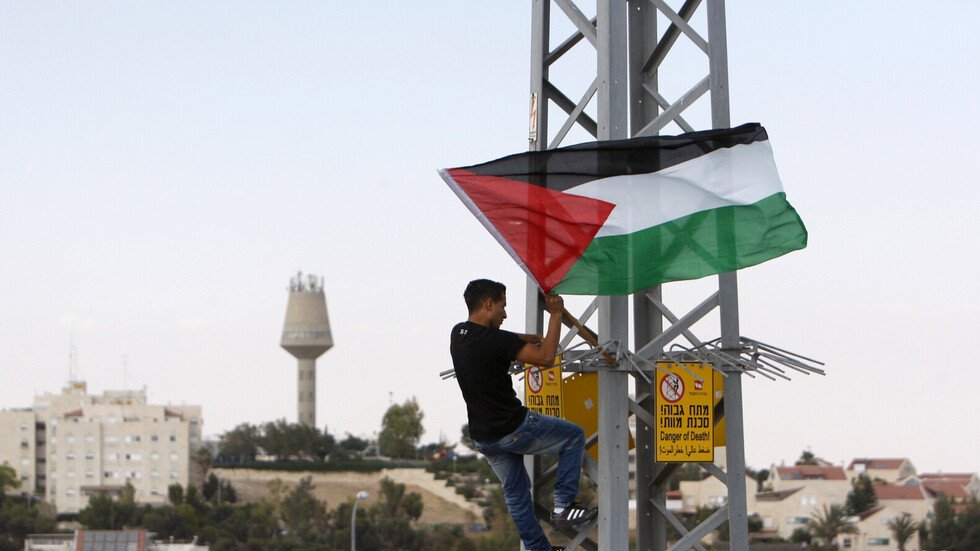 إسرائيل تشرع في قطع الكهرباء عن مناطق في الضفة